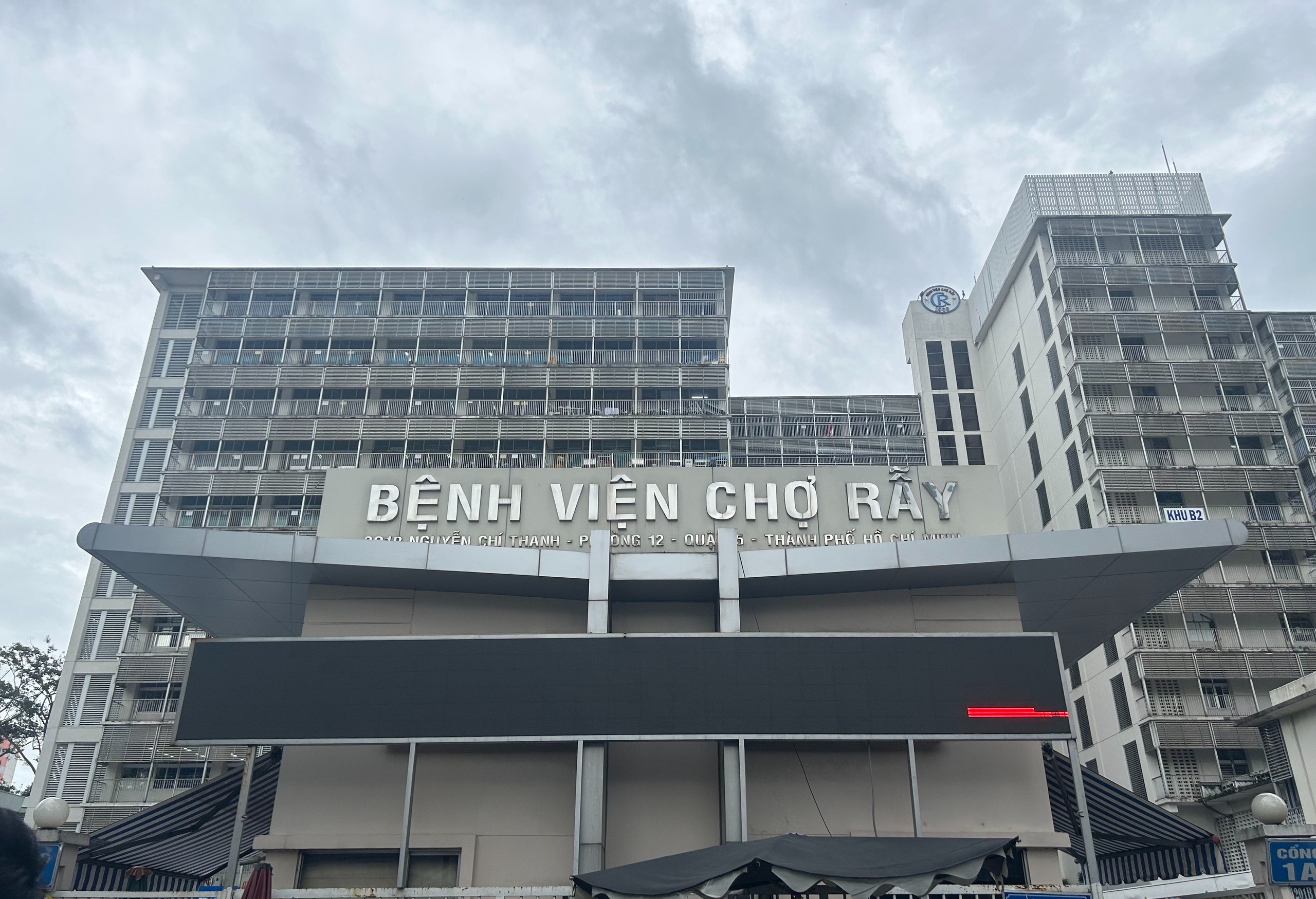 Bảng hiệu và tòa nhà của bệnh viện chợ Rẫy