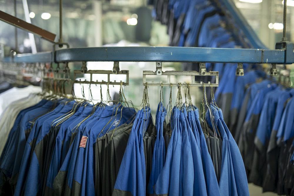 Hình ảnh quần áo công nhân trong nhà xưởng