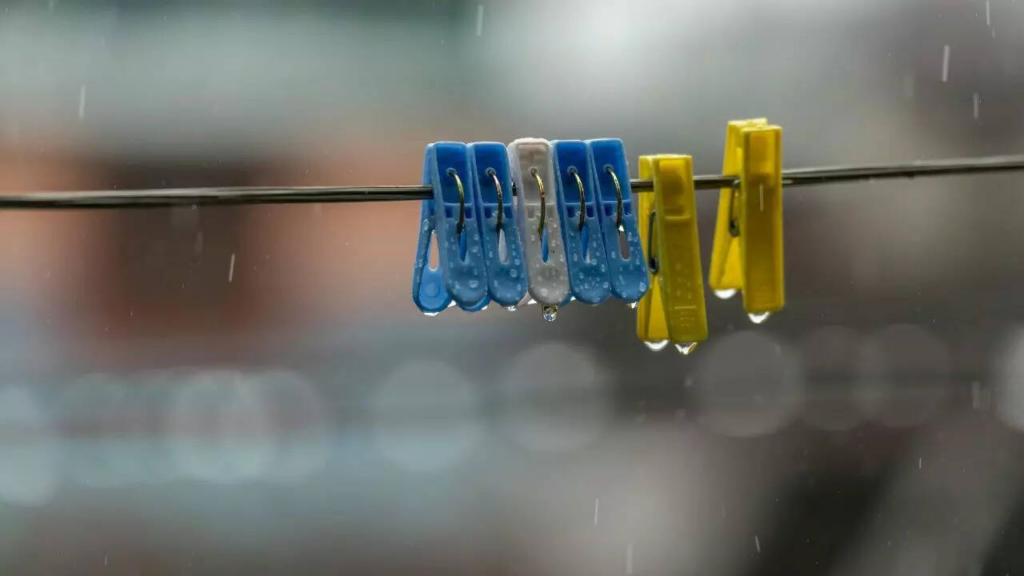 Cách giặt quần áo không bị hôi mùa mưa